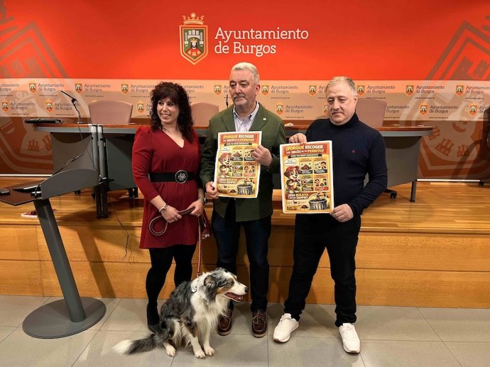 La presidenta de Pet Friendly, Estíbaliz Juarros; el concejal Carlos Niño; y el presidente de la Asociación de Villatoro, Javier Rodríguez.