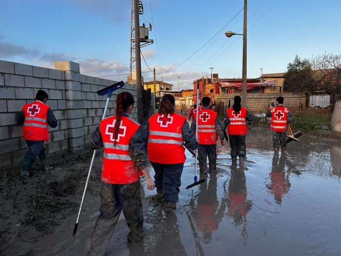 Equipo de voluntarios de Cruz Roja en labores de limpieza en las parcelaciones de Córdoba inundadas por la crecida del río Guadalquivir.