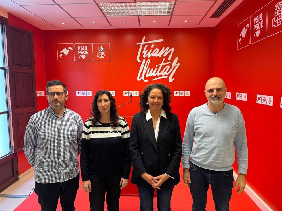 Fernández y Cladera (c), en la sede del PSIB.