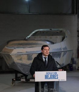 Fernández Mañueco en su visita este lunes a las instalaciones de la empresa 'Moggaro Aluminium Yachts' en Valverde del Majano (Segovia)