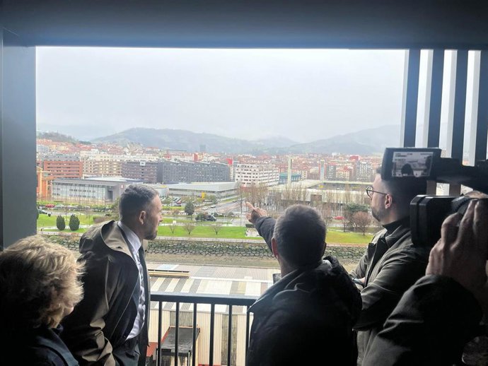 El consejero de Vivienda y Agenda Urbana, Denis Itxaso, y el alcalde de Sestao, Gorka Álvarez, en la visita a las VPOa en la avenida Kaiku