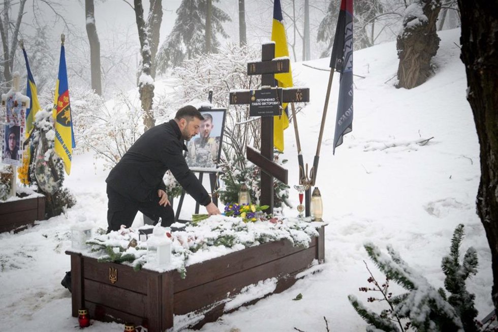 El presidente Volodimir Zelenski, en un acto homenaje a los soldados ucranianos caídos en vcombate.