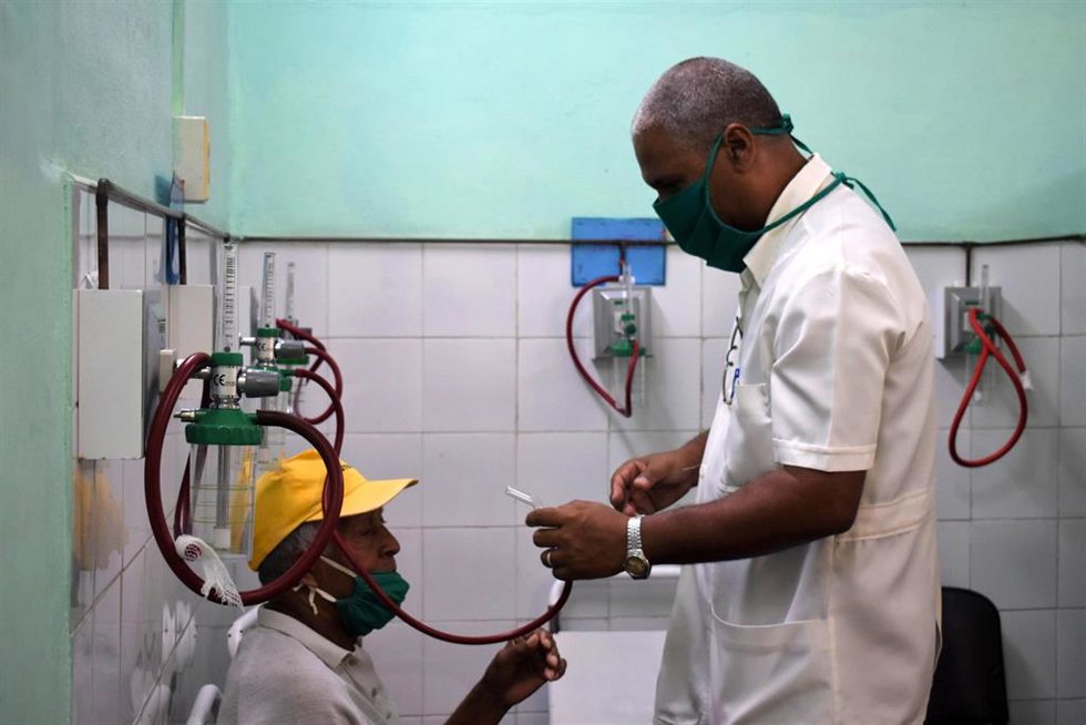 Archivo - Un doctor atiende a un paciente en La Habana, durante la crisis del coronavirus.