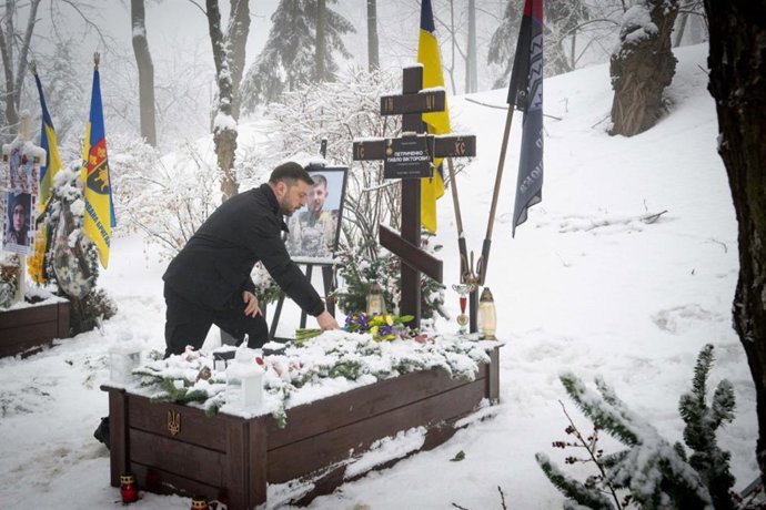 29 de janeiro de 2026, Ucrânia, Ucrânia, Ucrânia: O presidente ucraniano Volodymyr Zelenskyy participa da comemoração dos heróis de Kruty, depositando flores em seu memorial no túmulo de Askold, no aniversário da Batalha de Kruty, Kiev, Ucrânia, janeiro.