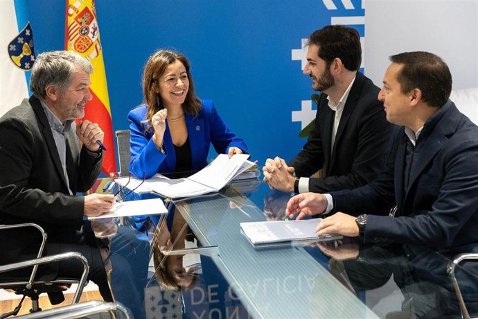 La conselleira do Mar, Marta Villaverde, se reúne con representantes del Real Club Náutico de Vigo