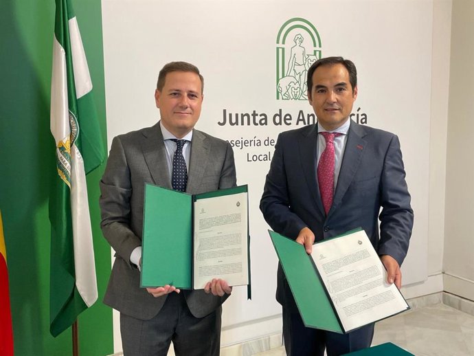 El consejero de Justicia, José Antonio Nieto, y el presidente del Consejo Andaluz de Colegios de Procuradores, José Ramón Carrasco en imagen de archivo.