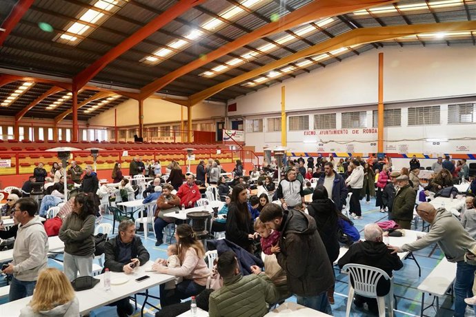 Imágenes de los vecinos desalojados de Grazalema en el polideportivo El Fuerte de Ronda. A 15 de febrero de 2026 en Ronda, Málaga (Andalucía, España). 