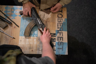 Archivo - Imagenn de archivo de un fusil durante la invasión rusa de Ucrania.