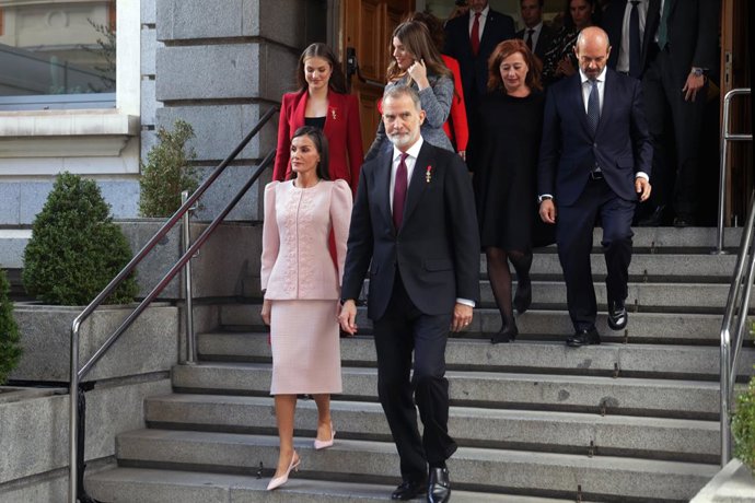Archivo - La Reina Letizia, el Rey Felipe VI, la Princesa Leonor, la Infanta Sofía, la presidenta del Congreso, Francina Armengo, y el presidente del Senado, Pedro Rollán, a la salida del acto ‘50 años después: la Corona en el tránsito a la democracia’ ce