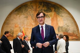 El president de la Generalitat, Salvador Illa, durant la signatura de l'acord