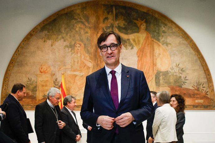 El president de la Generalitat, Salvador Illa, durant la signatura de l'acord