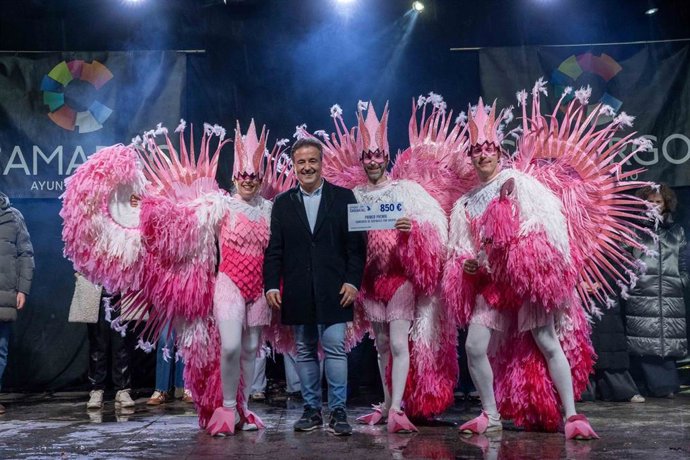 El alcalde de Camargo, Diego Movellán, con 'Los Trotaritmos', grupo ganador del concurso de disfraces del Carnaval en el municipio