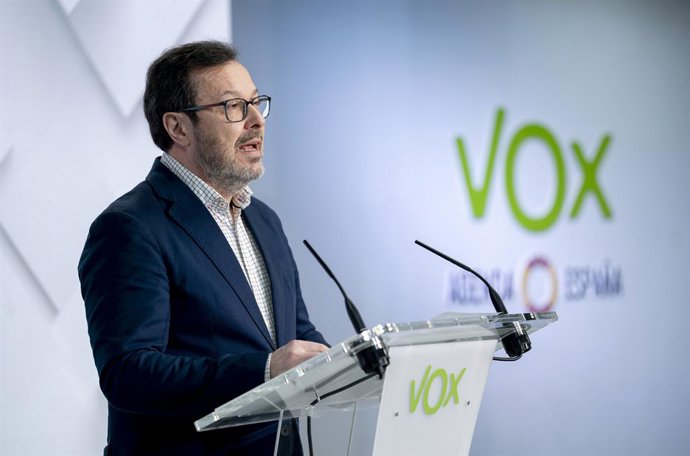 El portavoz de Vox, José Antonio Fúster, durante una rueda de prensa.
