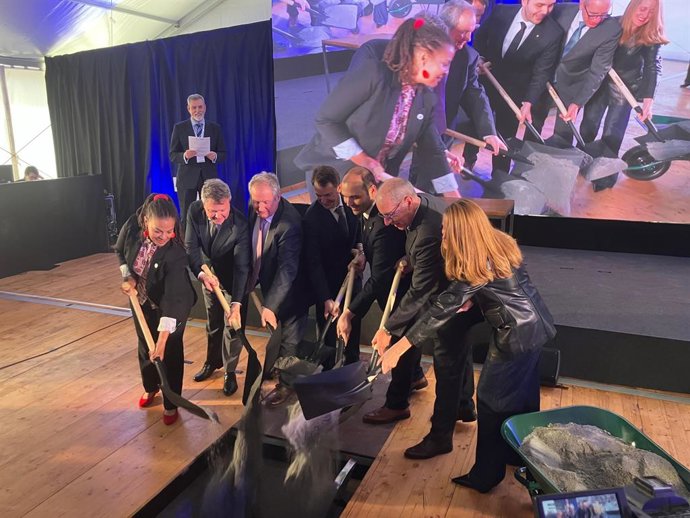 Las autoridades en el momento de colocar la primera piedra de la ampliación de la planta de Elian en el Puerto de Barcelona.