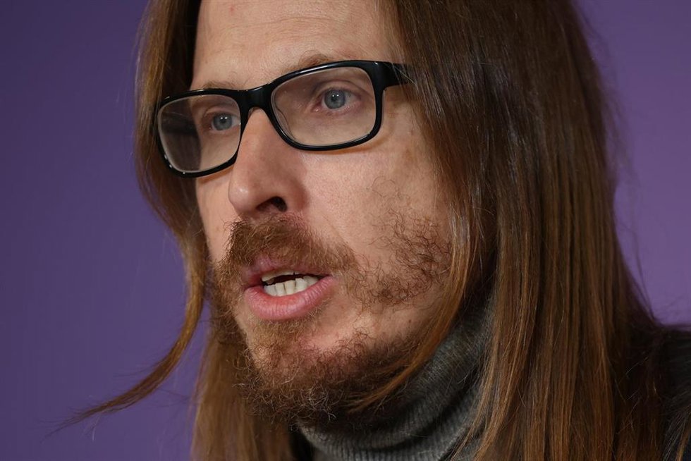 El secretario de organización y portavoz de Podemos, Pablo Fernández, ofrece una rueda de prensa en la sede de Podemos, a 9 de febrero de 2026, en Madrid (España).