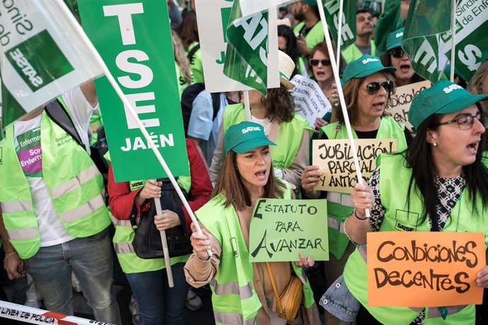 Archivo - Imagen de archivo personal sanitario durante una concentración para exigir la aprobación de un nuevo Estatuto Marco.