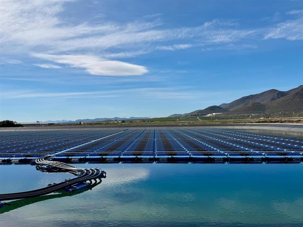 Balsa de riego de la comunidad de regantes de Puerto Lumbreras, en la que se han instalado placas solares flotantes