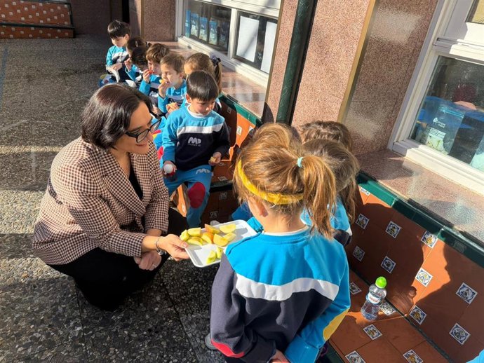 La delegada de Desarrollo Educativo y FP de la Junta en Granada, María José Martín Gómez,  junto a alumnos del centro La Asunción.