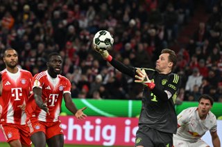 11 February 2026, Bavaria, Munich: Bayern Munich goalkeeper Manuel Neuer saves a ball during the German DFB Cup quarterfinal soccer match between Bayern Munich and RB Leipzig at the Allianz Arena. Photo: Sven Hoppe/dpa - WICHTIGER HINWEIS: Gemä den Vorga