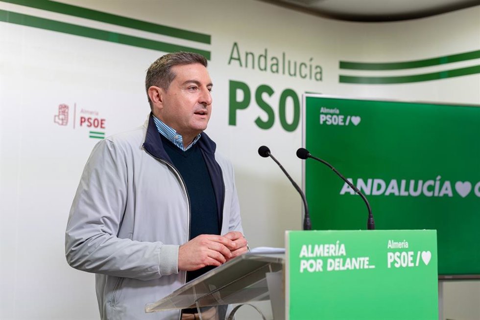 El secretario de Organización del PSOE de Almería, José Nicolás Ayala, durante su comparecencia ante los medios.