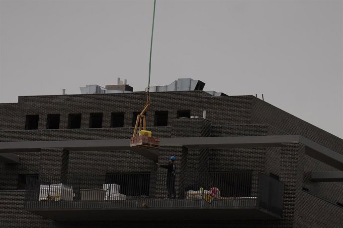 Archivo - Viviendas en construcción en una foto de archivo. 