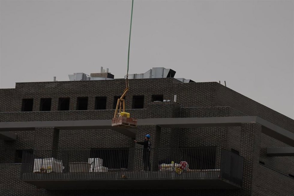 Archivo - Viviendas en construcción en una foto de archivo. 