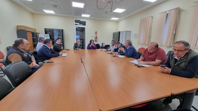 Reunión del delegado del Gobierno y la secretaria de Estado de Agricultura con los regantes del Guadiana.