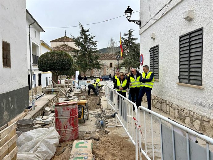 El consejero de Medio Ambiente, Agricultura e Interior de la Comunidad de Madrid, Carlos Novillo, visita los trabajos de renovación de la red de saneamiento en Villar de Olmedo.