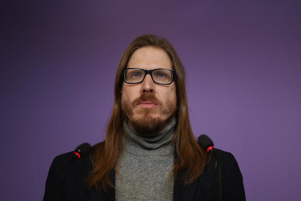El secretario de organización y portavoz de Podemos, Pablo Fernández, ofrece una rueda de prensa en la sede de Podemos, a 9 de febrero de 2026, en Madrid (España). 