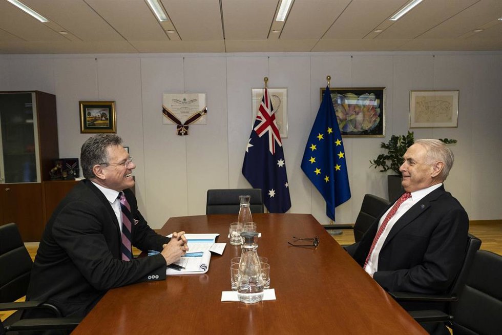 El ministro de Comercio y Turismo de Australia, Don Farrell (d) conversa con el comisario de Comercio, Maros Sefcovic, durante la ronda politica de negociación de un acuerdo de libre comercio este mes de febrero.