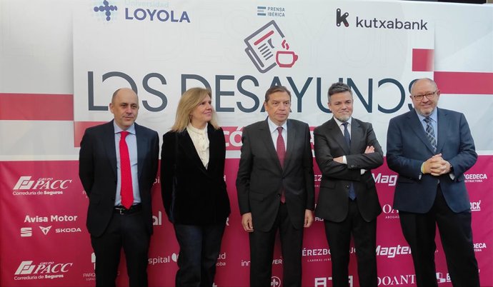 El ministro de Agricultura, Pesca y Alimentación, Luis Planas (centro), antes del desayuno informativo organizado por 'Diario Córdoba' en dicha capital.