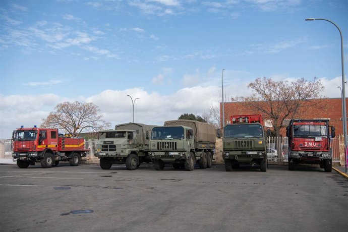 Vehículos de la UME durante la alerta de posible desbordamiento del río Bullaque, a 12 de febrero de 2026, en El Robledo, Ciudad Real, Castilla-La Mancha (España). En el municipio de El Robledo se ha desplegado un operativo integrado por 25 profesionales 