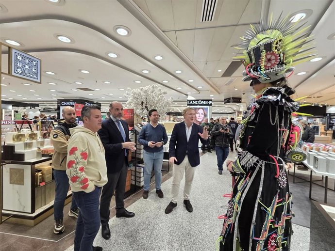 Inauguración de la VI Exposición de maniquís carnavaleros vivientes en El Corte Inglés de Badajoz