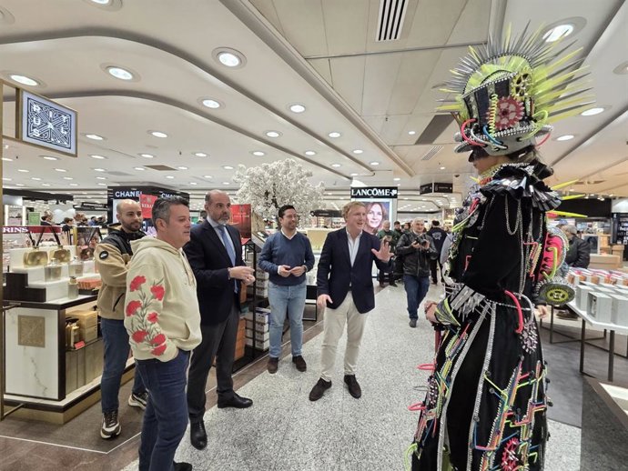 Inauguración de la VI Exposición de maniquís carnavaleros vivientes en El Corte Inglés de Badajoz