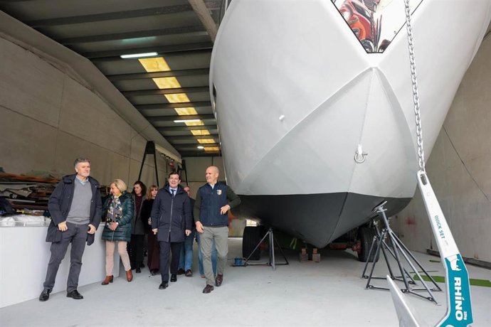 Alfonso Fernández Mañueco, durante su visita a la empresa.