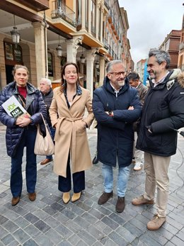El candidao de Vox (2D) junto a cargos de esta formación en su visita a Palencia.