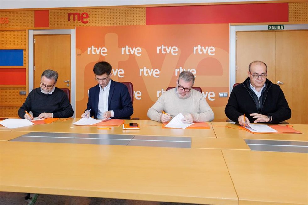 El presidente de RTVE, José Pablo López, y UGT, SI y USO han firmado este lunes un acuerdo para impulsar la producción interna en la Corporación pública, así como para iniciar el proceso de conversión de los Centros Territoriales de Andalucía y Valencia.