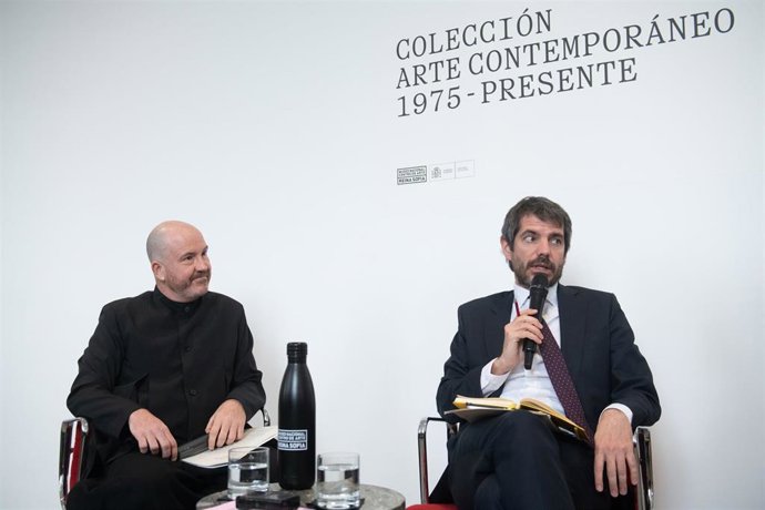 El ministro de Cultura, Ernest Urtasun (d), y el director del Reina Sofía, Manuel Segade, durante la presentación de la colección renovada en el Museo Nacional Centro de Arte Reina Sofía, a 16 de febrero de 2026, en Madrid (España). 