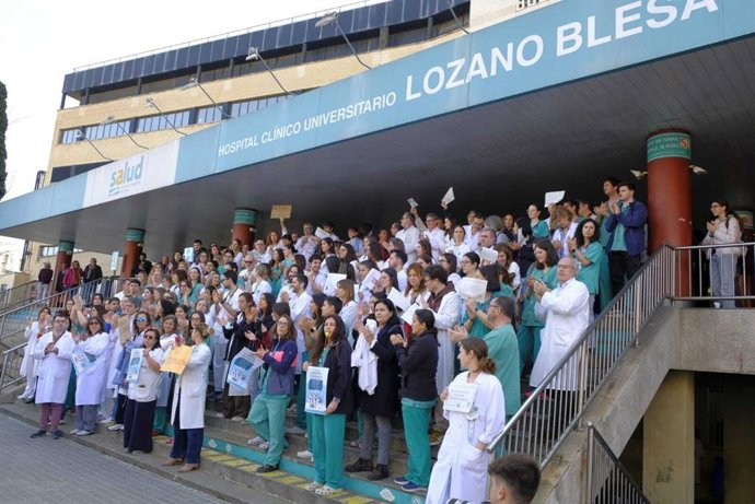 Concentración a las puertas del Hospital Clínico Universitario Lozano Blesa, en Zaragoza.