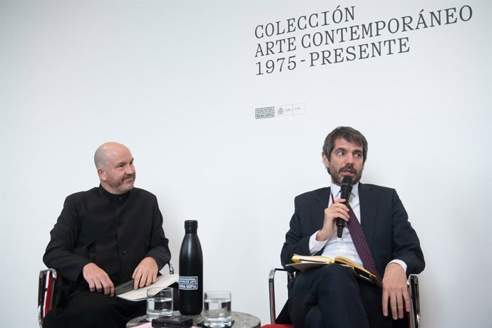 El ministro de Cultura, Ernest Urtasun (d), durante la presentación de la renovada ‘Colección Arte Contemporáneo: 1975-presente. 50 años de historia del arte desde España’, en el Museo Nacional Centro de Arte Reina Sofía, a 16 de febrero de 2026, en Madri
