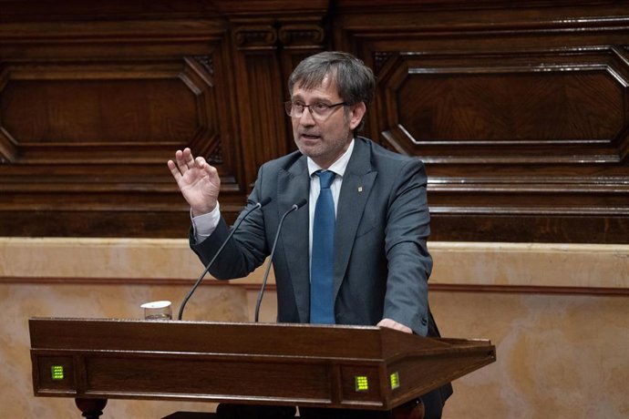 Archivo - El conseller de Política Lingüística, Francesc Xavier Vila, en una imagen de archivo.