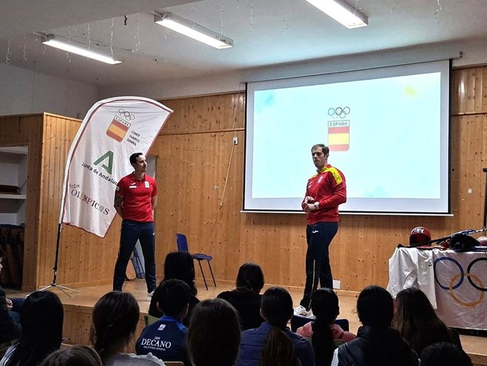 Sesión formativa de la campaña educativa 'Todos Olímpicos' en el IES Odiel de Gibraleón (Huelva).