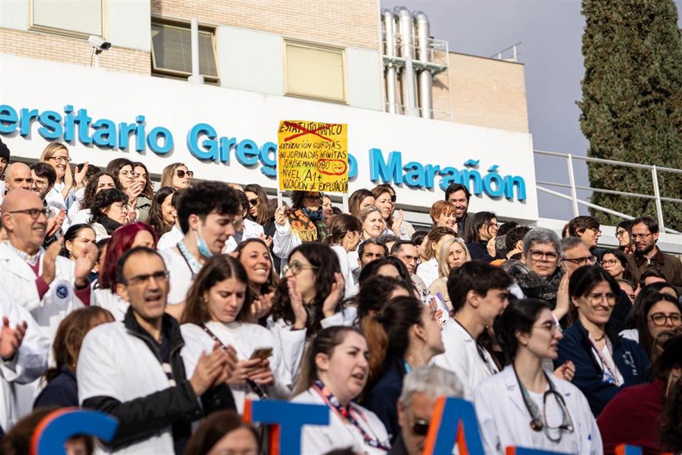Decenas de médicos y personal sanitario durante una concentración, frente al Hospital Gregorio Marañón