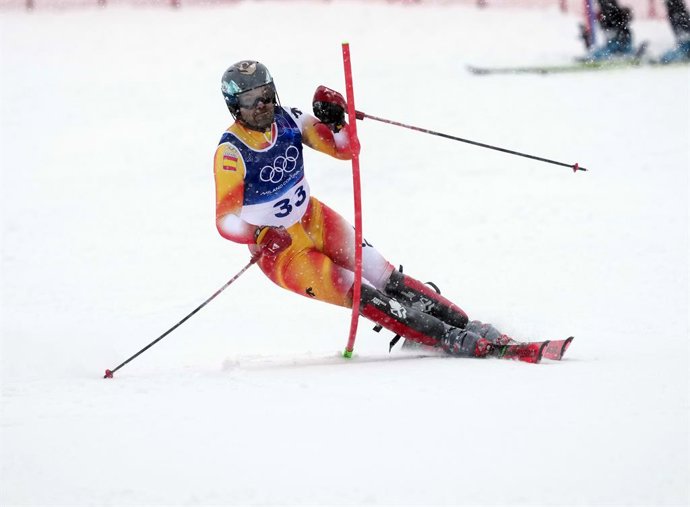 O esquiador espanhol Quim Salarich durante a prova de slalom dos Jogos Olímpicos de Inverno de Milão e Cortina d'Ampezzo 2026.
