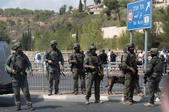 Archivo - Arquivo - JERUSALÉM, 8 de setembro de 2025 — Agentes de segurança trabalham no local de um ataque a tiros a um ônibus em Jerusalém, em 8 de setembro de 2025. Pelo menos seis pessoas foram mortas em um ataque a tiros em um ponto de ônibus em Jeru