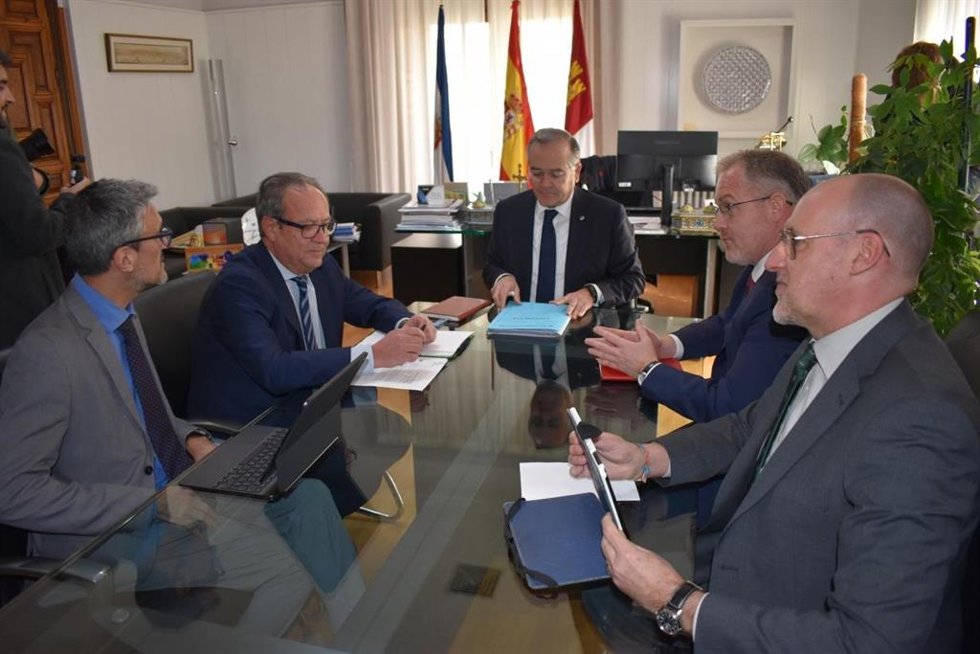 Reunión del alcalde de Talavera de la Reina, José Julián Gregorio, con el consejero de Hacienda, Juan Alfonso Ruiz Molina.