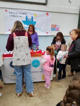 Mercadillo benéfico del colegio 'Las Salinas' de Huelva por San Valentín.