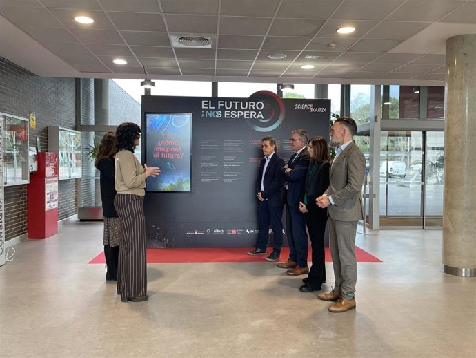 El consejero de Universidad, Innovación y Transformación Digital, Juan Luis García, visita en Tudela la exposición itinerante de SciencEkaitza.