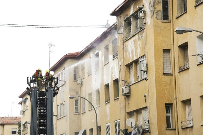 Un incendi obliga a desallotjar als veïns d'un edifici del barri Miguel Hernández, a la ciutat d'Alacant, el dilluns 16 de febrer del 2026
