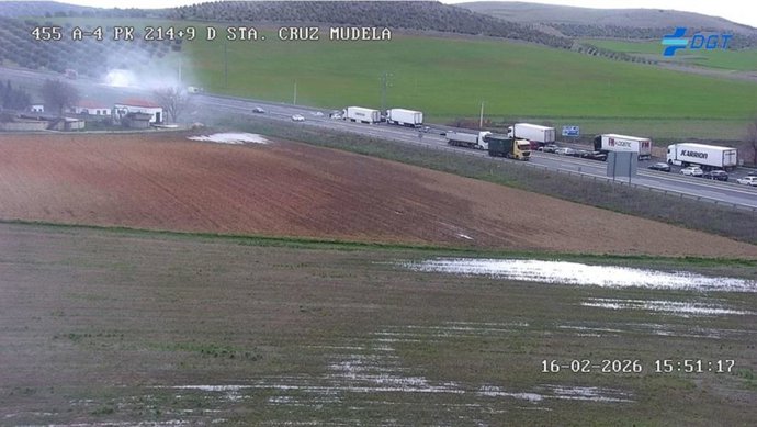 Cortada la A-4 sentido Andalucía en Santa Cruz de Mudela tras incendiarse un camión que transportaba cervezas